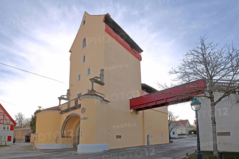 Berger Tor built 15th century, city gate, city tower with historic city wall with rampart and city fortification, Nördlingen, Bavaria, Germany