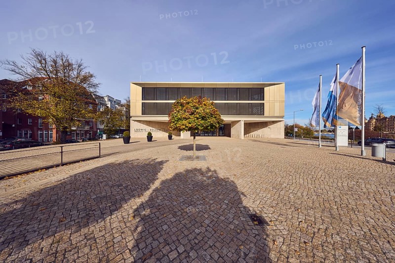 Ludwig-Bölkow-Haus, Chamber of Industry and Commerce, Chamber of Commerce, Bürgschaftsbank Mecklenburg-Vorpommern GmbH, commercial buildings, modern architecture, advertising flags on flagpoles, barrier bollards, square made of paving stones, general architecture, trees, autumn leaves, shadows, blue sky, cirrus clouds, cirrostratus clouds, Graf-Schack-Allee street, Schwerin, state capital, district-free city, Mecklenburg-Vorpommern, Germany
