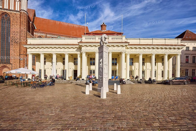 Monument to Henry the Lion, historic market hall, architect Johann Joachim bush, architectural style classicism and baroque, attic, columns, historic building, joking column building or crambude building, cobblestone square, blue sky, cirrus clouds, Schwerin, state capital, district-free city, Mecklenburg-Western Pomerania, Germany