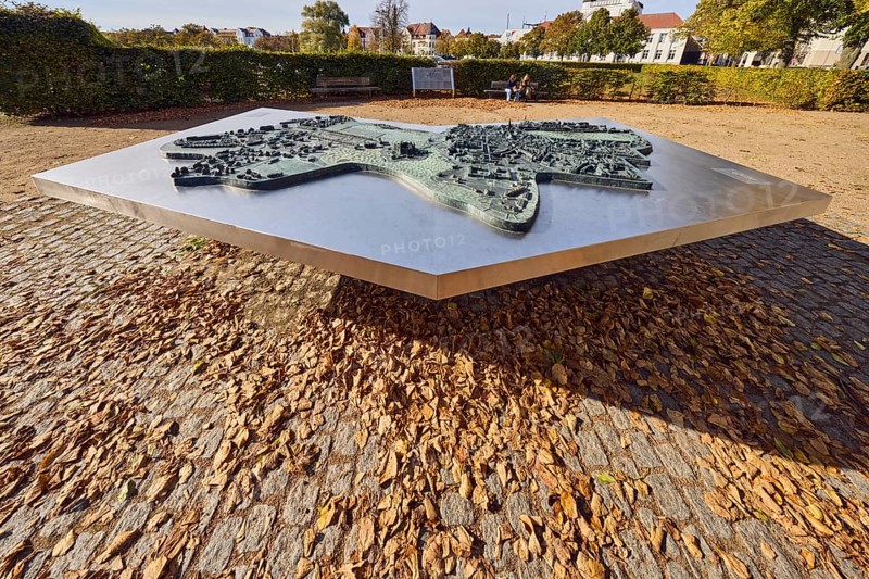 Metal relief, garden, trees, hedge, lawn, fallen leaves, sunlight, Schwerin, state capital, district-free city, Mecklenburg-Western Pomerania, Germany