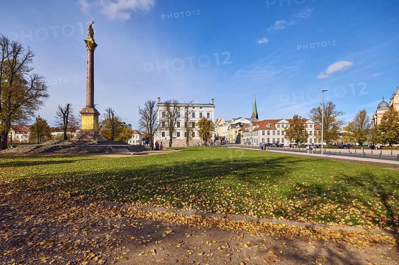 Victory column, general architecture, houses, trees with autumn leaves, meadow, fallen leaves, lantern, blue sky, cumulus clouds, cirrostratus clouds, street Schlossstraße, Schwerin, state capital, district-free city, Mecklenburg-Western Pomerania, Germany