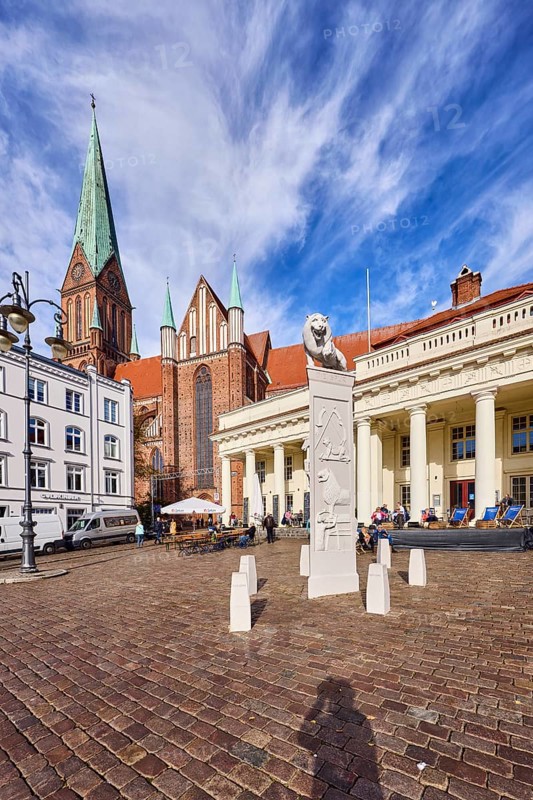 Schwerin Cathedral, St. Mary's Cathedral in Schwerin - Ev. -Luth. Schwerin Cathedral, brick Gothic, neo-Gothic style, lion monument, monument to Henry the Lion, historic building, tower, cobblestone square, lantern, natural shade, blue sky, cirrus clouds, Am Markt, market square, Schwerin, state capital, district-free city, Mecklenburg-Western Pomerania, Germany