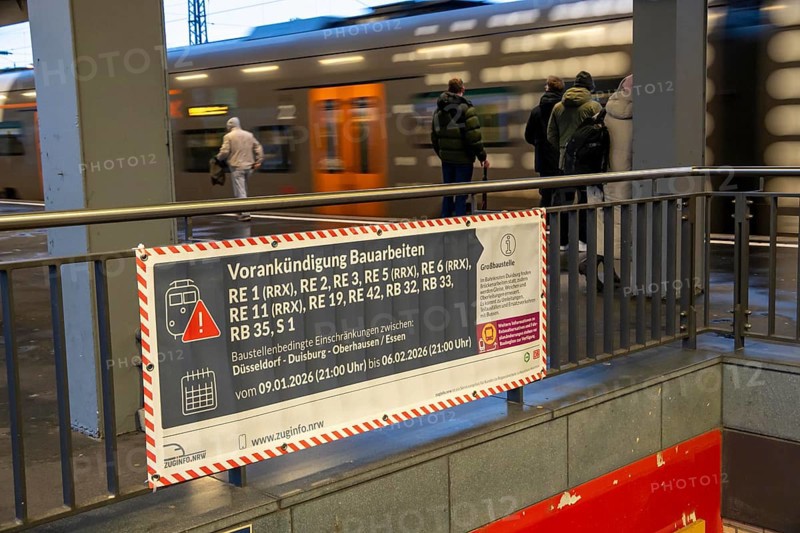 Announcement of restrictions, train cancellations due to construction on the line between Essen, Duisburg and Oberhausen, many regional trains cancelled, RRX, Rhein-Ruhr Express, on the platform at Essen Central Station, North Rhine-Westphalia, Germany