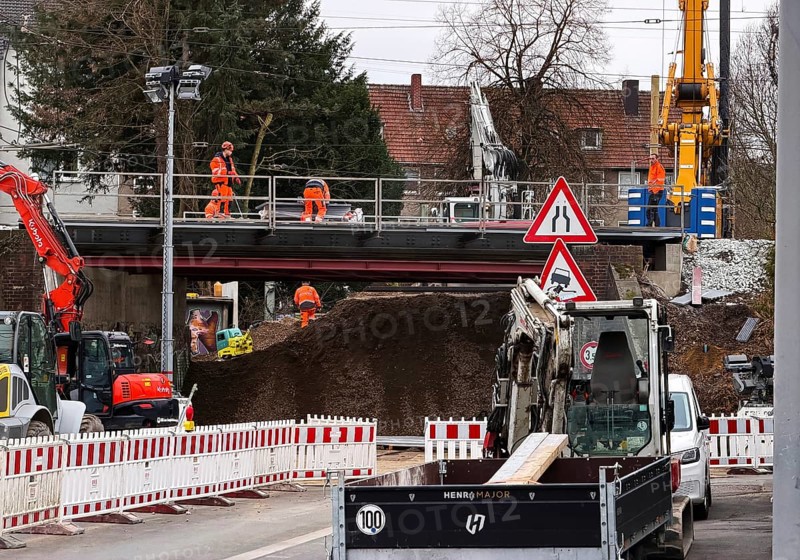 Construction workers with construction machinery on a railway bridge construction site, infrastructure, Witten, Ruhr region, North Rhine-Westphalia, Germany