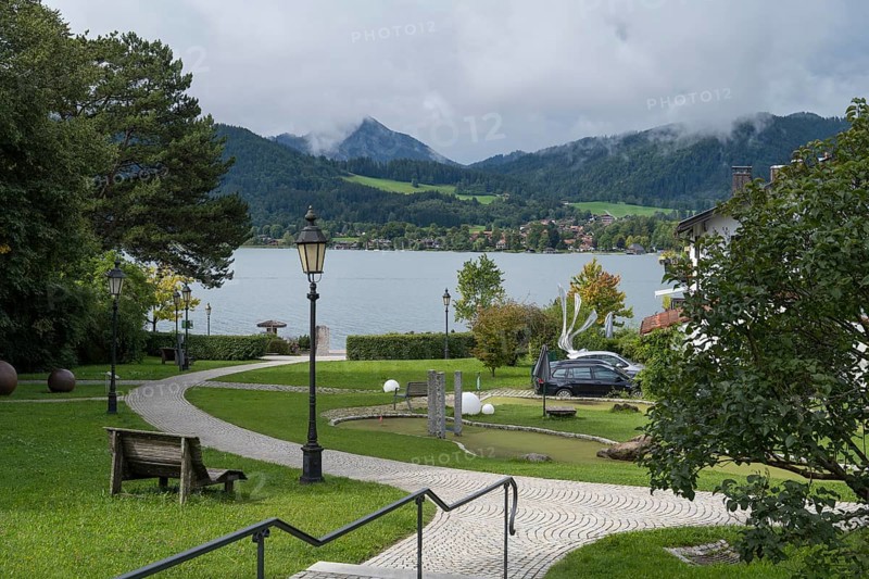 View of the lake from the Tegernsee spa park towards Bad Wiessee, Tegernsee, Upper Bavaria, Bavaria, Germany