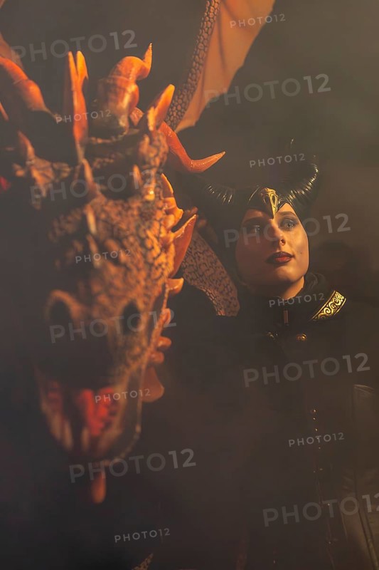 Teufelin, woman with horns with dragon, fog, murmurs, winter, Waldburg Castle, Allgäu, Baden-Württemberg, Germany