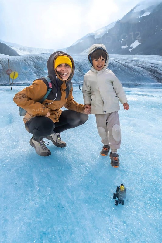 Mother and her child are enjoying a memorable adventure on the athabasca glacier, surrounded by the breathtaking scenery of the canadian rockies in jasper national park, alberta, canada