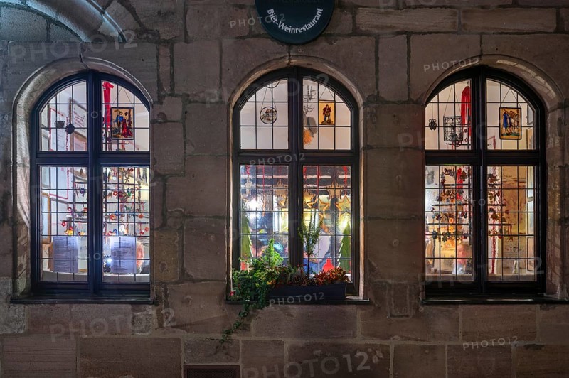 View through the windows of the historic restaurant, Albercht Dürer Stuben, in the old town with Christmas lighting, Albrecht-Dürer-Straße 6, Nuremberg, Middle Franconia, Bavaria, Germany