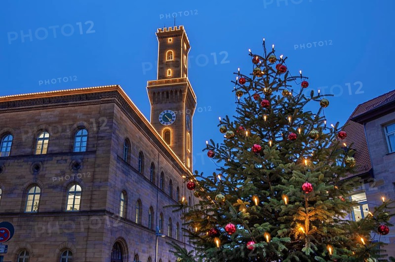 Fürth Town Hall in evening lighting, the tower is imitated the tower of the Palazzo Vecchio in Florence, on the right a decorated Christmas tree, blue evening sky, Fürth, Middle Franconia, Bavaria, Germany
