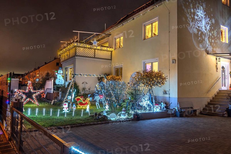 Illuminated Christmas decoration in the garden of a residential building, Nuremberg, Bavaria, Middle Franconia, Bavaria, Germany