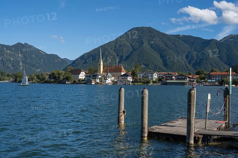 View from Malerwinkel of the village with parish church of St. Lawrence, behind Wallberg, Rottach-Egern, Upper Bavaria, Bavaria, Germany