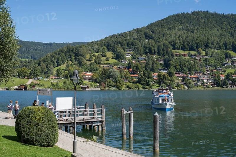 Schiffsangestelle und Ausflugschiff, Tegernsee, Rottach-Egern, Upper Bavaria, Bavaria, Germany