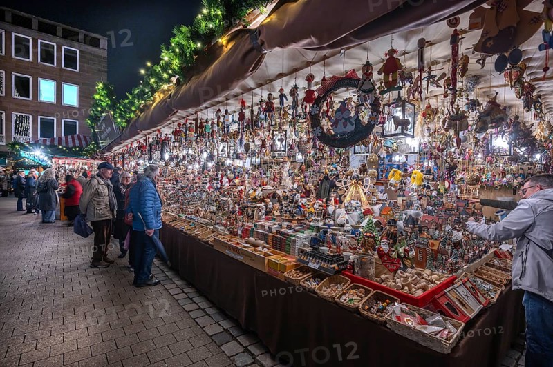 Stand with Christmas decorations at the Christkindlesmarkt, Hauptmarkt, Nuremberg, Middle Franconia, Bavaria, Germany