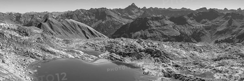 Mountain panorama over Laufbichlsee, behind it the Hochvogel, 2592m, Allgäu Alps, Allgäu, Bavaria, Germany