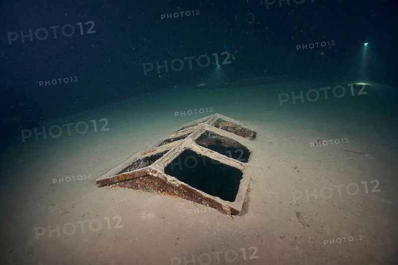 Divers examine a ledi wreck, wreck of a ledi ship, Ledi ship, cargo ship for mass freight, bulk cargo, at night in Lake Walen. Tauchplatz Känzeli, Mols, Canton of St. Gallen, Switzerland