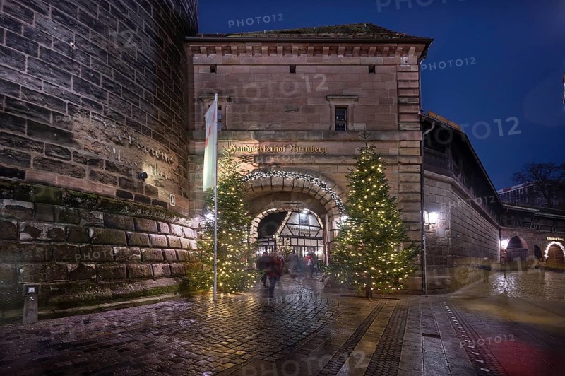 Decorated entrance to the Handwerkerhof during Advent, Königstor, Nuremberg, Middle Franconia, Bavaria, Germany