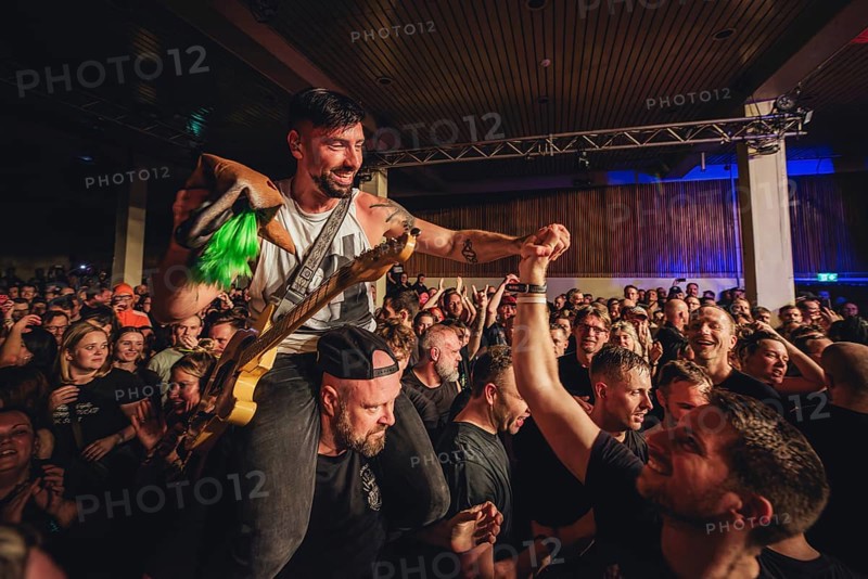 Guitarist Ramin Tehrani from Engst live in the audience on 10-year anniversary tour Tour at Berlin's Astra Kulturhaus on 20.12.2025
