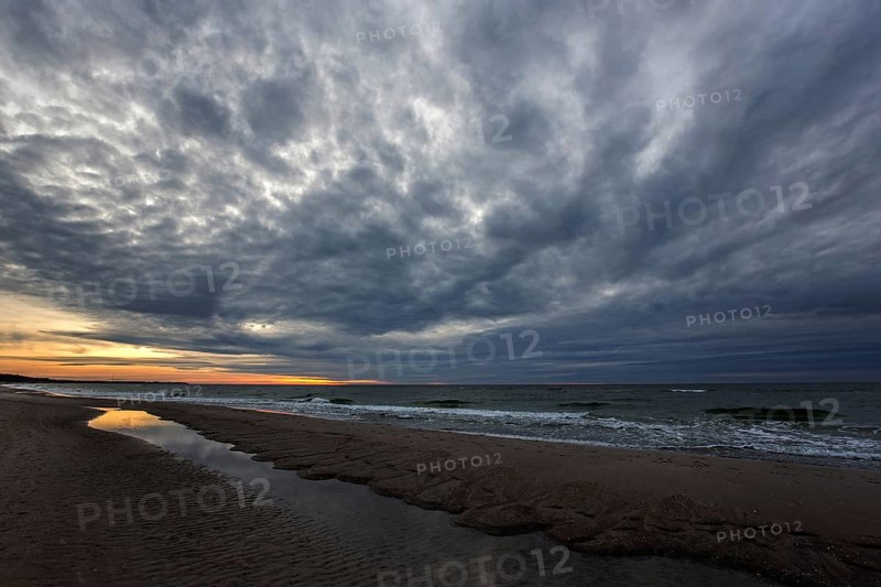 Dramatic clouds, evening light, sunset, Weststrand Darß, Baltic Sea, Fischland-Darß-Zingst, Western Pomerania Lagoon Area National Park, Mecklenburg-Western Pomerania, Germany