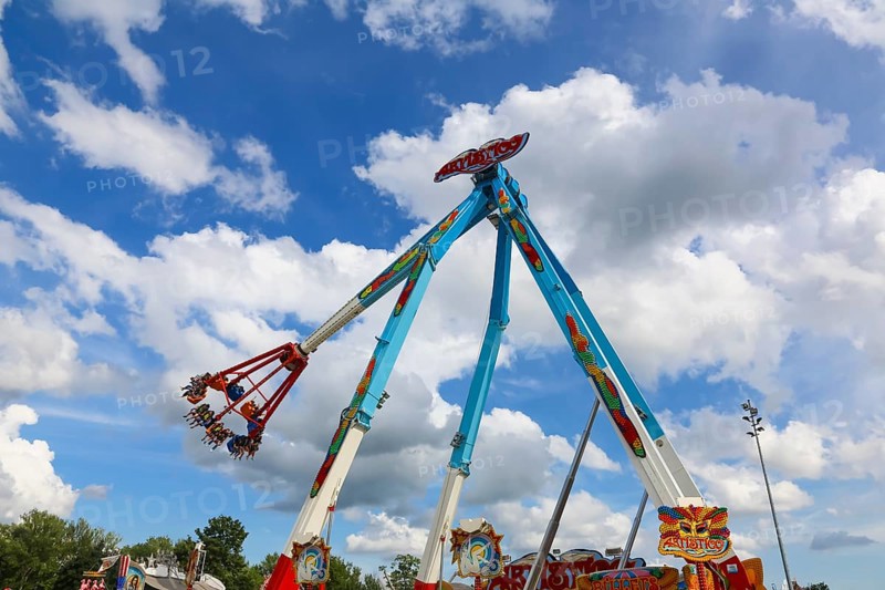 Fairground in Ulm Friedrichsau, folk festival, hustle and bustle, amusement park, amusement attraction, ride, blue sky, clouds, artistico the largest transportable swing in the world, Ulm, Baden-Württemberg, Germany