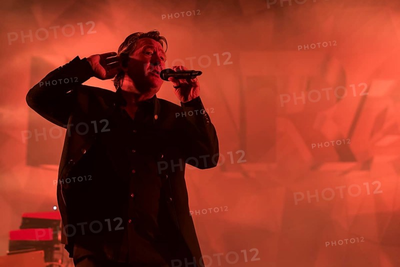 Claudius Dreilich, singer of Karat live on 50 years of KARAT tour in Berlin's Max-Schmeling-Halle on 19.12.2025