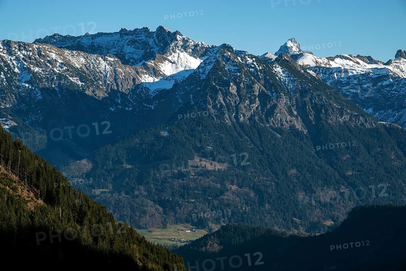 View from the high-altitude hiking trail from Bolsterlanger Horn to Riedberger Horn, snow-capped mountains of the Allgäu Alps, Bolsterlang, Oberstdorf, Oberallgäu, Allgäu, Bavaria, Germany