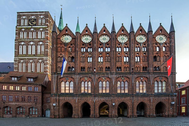 Stralsund medieval town hall, display façade at the Old Market Square, to the left the St. Nicholas Church Hanseatic City of Stralsund, Vorpommern-Rügen district, Mecklenburg-Western Pomerania, Germany