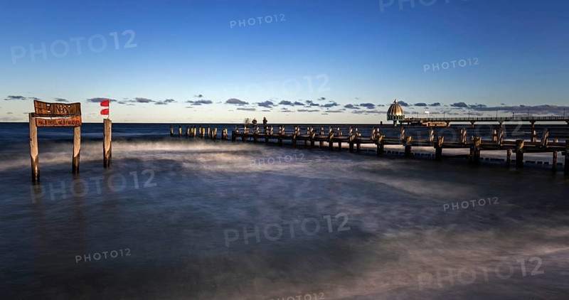 Wooden sign in the sea with inscription Zingst and wooden walkway, pier with diving gondola behind, panorama, long exposure, evening light, Zingst, Fischland-Darß-Zingst, Western Pomerania Lagoon Area National Park, Mecklenburg-Western Pomerania, Germany