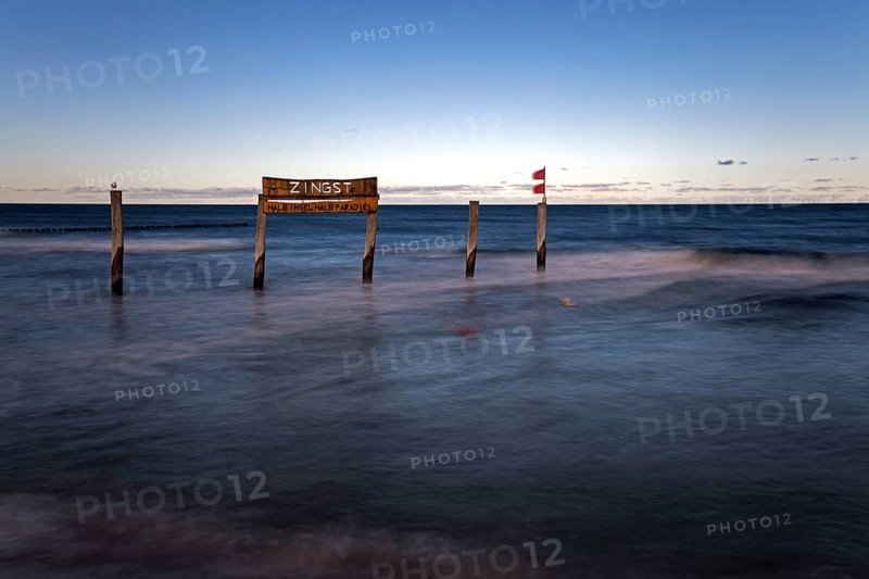 Wooden sign in the sea with inscription Zingst, long exposure, evening light, Zingst, Fischland-Darß-Zingst, Vorpommersche Boddenlandschaft National Park, Mecklenburg-Western Pomerania, Germany
