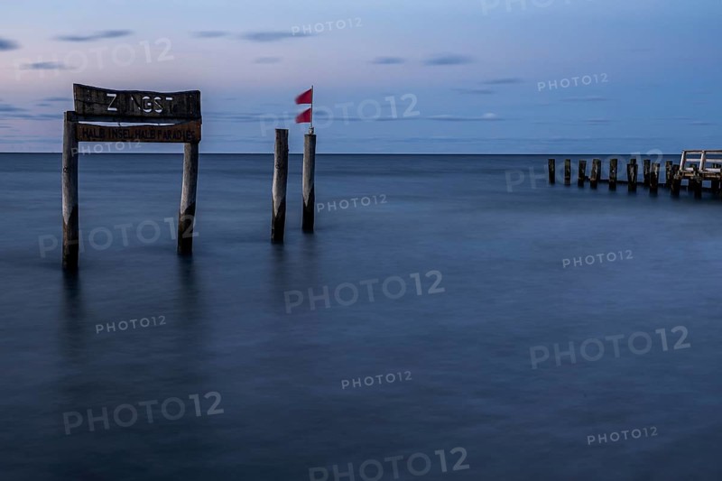Wooden sign in the sea with inscription Zingst and Buhnen, long exposure, evening light, Zingst, Fischland-Darß-Zingst, Western Pomerania National Park, Mecklenburg-Western Pomerania, Germany