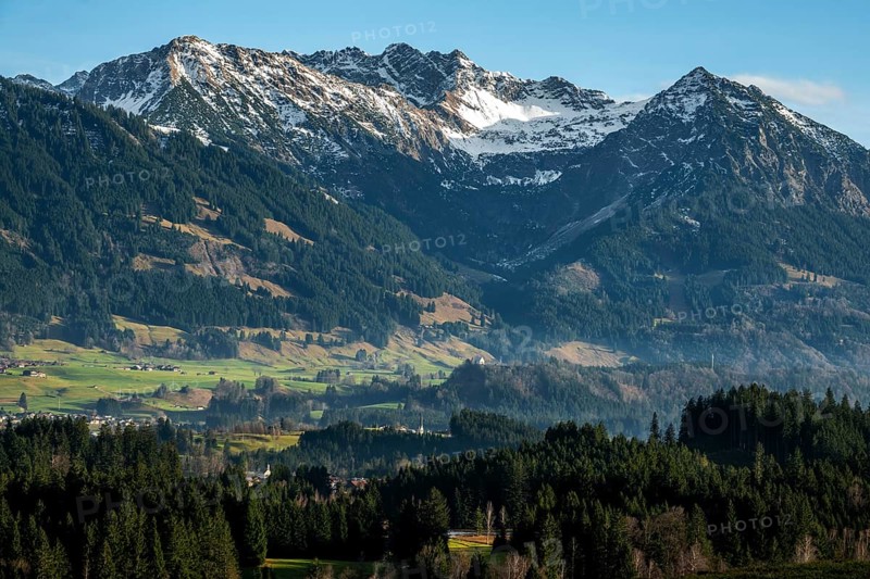 View from Bolsterlang into the Illertal and mountains of the Allgäu Alps, behind Entschenkopf, Nebelhorn and RubihornOberstdorf, Oberallgäu, Bavaria, Germany