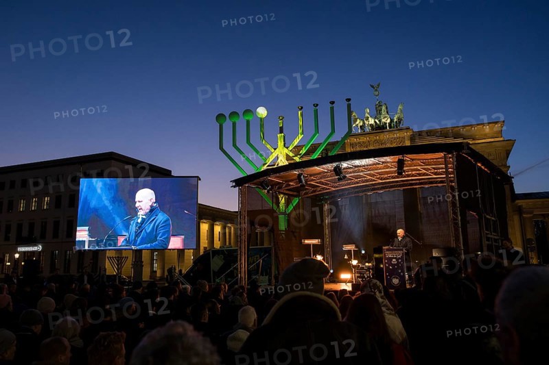 Kai Wegner (Governing Mayor of Berlin) speaks at the lighting of lights to mark 20 years of Hanukkah in front of the Brandenburg Gate, Berlin, 17 December 2025