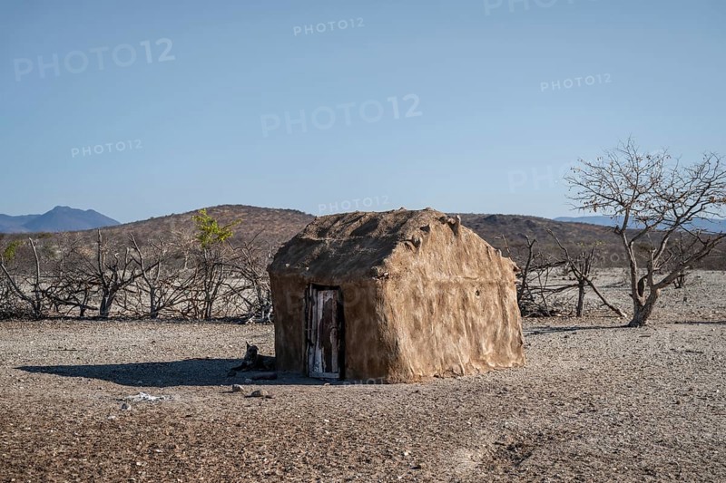 Himba huts, traditional Himba village in the savanna, arid countryside, Kaokoveld, Kunene, Namibia