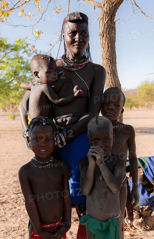 Woman with children, Hakaona tribe, also Havakona or Hakawona, near Opuwo, Kunene, Namibia