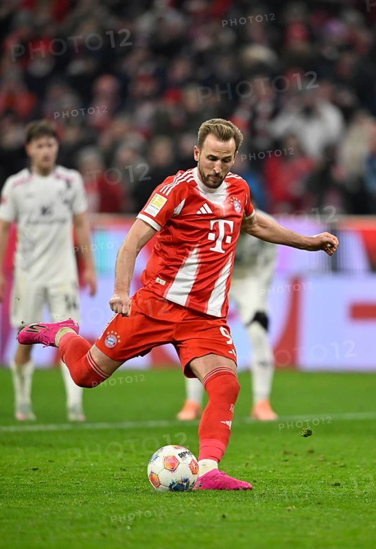 Goal kick Action Goal chance Harry Kane FC Bayern Munich FCB (09) on penalty, penalty kick Allianz Arena, Munich, Bavaria, Germany