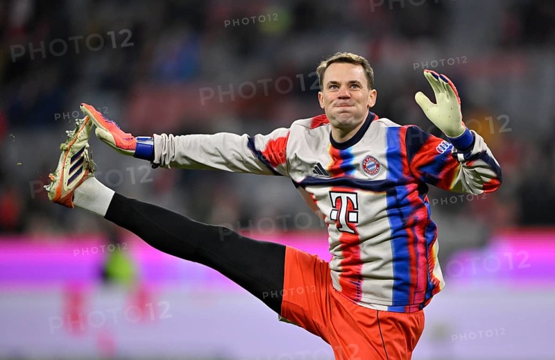 Warm-up Training Goalkeeper Manuel Neuer FC Bayern Munich FCB (01) Gesture Gesture dogged Allianz Arena, Munich, Bavaria, Germany