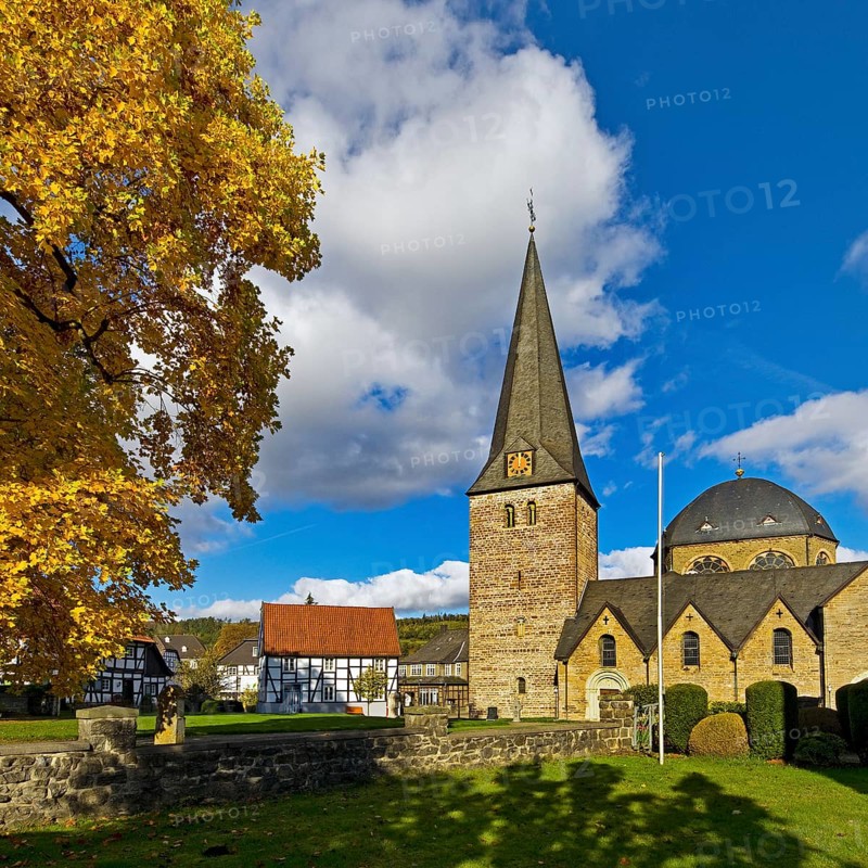 Pfarrkirche Sankt Blasius im Herbst, Balve, Sauerland, North Rhine-Westphalia, Germany