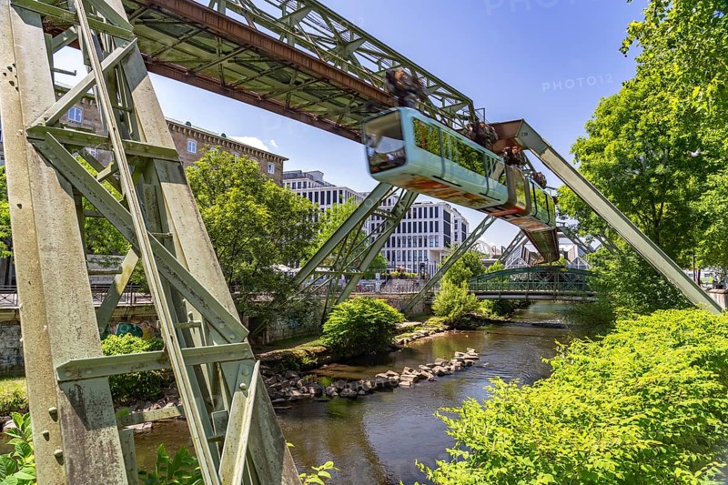 Schwebebahn und Fluss Wupper in Elberfeld, Wuppertal, North Rhine-Westphalia, Germany