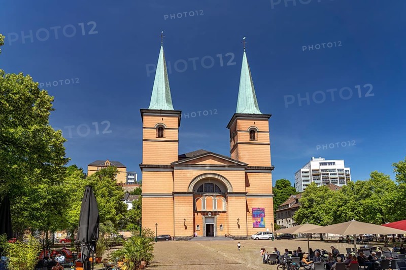 Dining on Laurentiusplatz and the Basilica of St. Lawrence in Elberfeld, Wuppertal, North Rhine-Westphalia, Germany