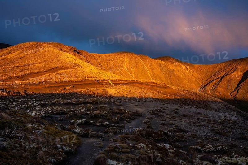 Volcanic landscape, Tama Lake Walk (Tama Lakes Track), evening light, sunset. Tongariro National Park, North Island, New Zealand