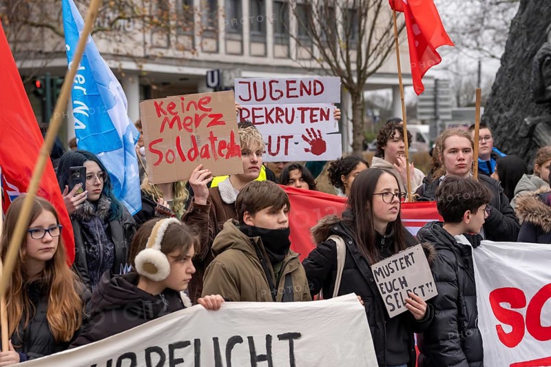 School strike against military service, around 600 participants in a demonstration against the reintroduction of military service, students who stayed away from school and participants from left-wing organizations and parties passed through downtown Essen to protest against the planned new compulsory military service and against other obligations in social service, North Rhine-Westphalia, Germany
