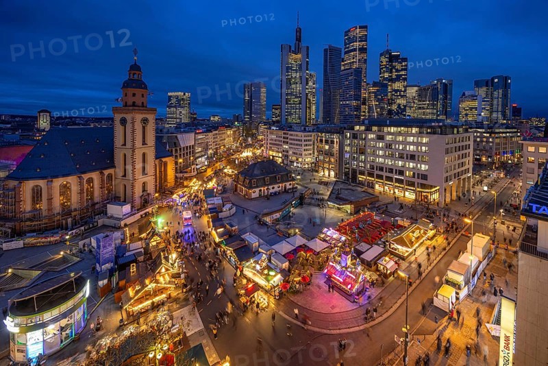At Hauptwache, in the evening, the stalls of the Frankfurt Christmas Market and behind them the offices of the towering banking skyline, Hauptwache, Frankfurt am Main, Hesse, Germany