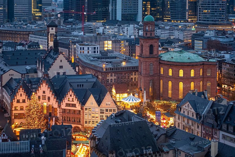 The lights of the Frankfurt Christmas market are shining on the Römerberg in downtown Frankfurt am Main, Römerberg, Frankfurt am Main, Hesse, Germany