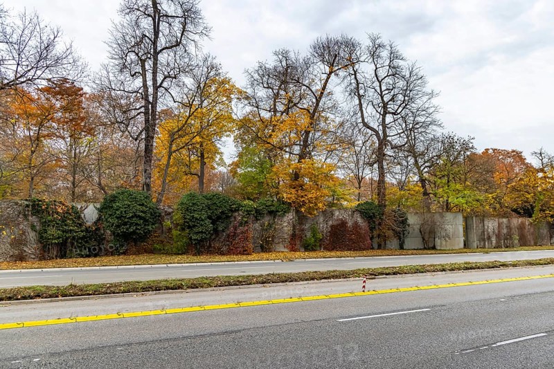 Cannstatter Straße in Stuttgart, federal road B14. The city wants to dismantle the six-lane road and enlarge the neighboring castle garden. But the dividing wall is a listed building. Stuttgart, Baden-Württemberg, Germany