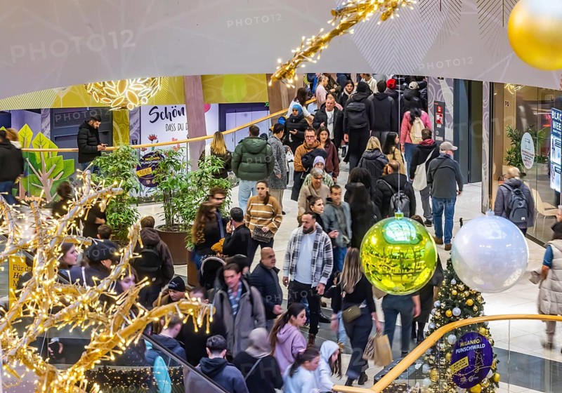 Christmas shopping at the Milaneo shopping center in Stuttgart. On the first weekend of Advent, visitors are in a consumer mood. Christmas decoration in the shopping mall. Stuttgart, Baden-Württemberg, Germany