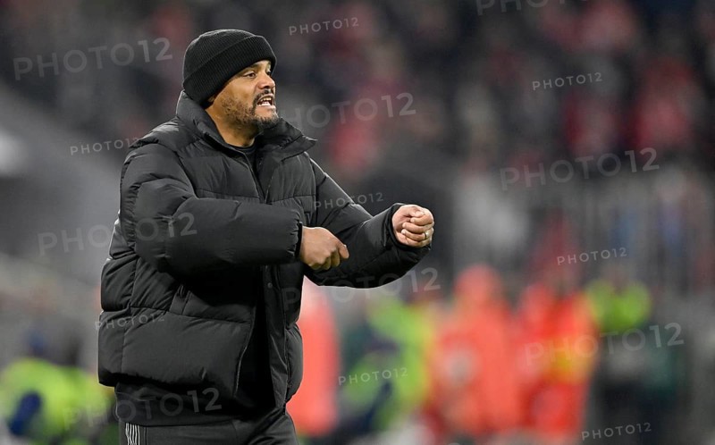 Coach coach Vincent Kompany FC Bayern Munich FCB on the sidelines Gestik Gesture Allianz Arena, Munich, Bayern, Germany