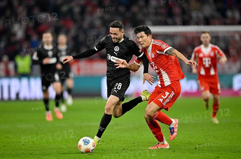 Duel, action Min-jae Kim FC Bayern Munich FCB (03) against Mathias Pereira Lage FC St. Pauli (28) Allianz Arena, Munich, Bayern, Germany