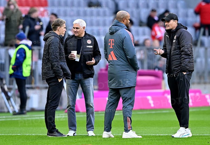 Coach coach Vincent Kompany FC Bayern Munich FCB talking with coach coach Alexander Blessin FC St. Pauli Sports Director Christoph Freund FC Bayern Munich FCB talking with managing director Sport Andreas Bornemann FC St. Pauli Gestik Gesture Allianz Arena, Munich, Bayern, Germany