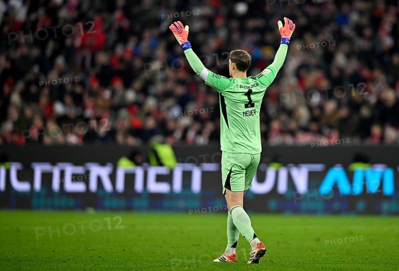 Goalkeeper Manuel Neuer FC Bayern Munich FCB (01) gesture gesture from behind Allianz Arena, Munich, Bayern, Germany