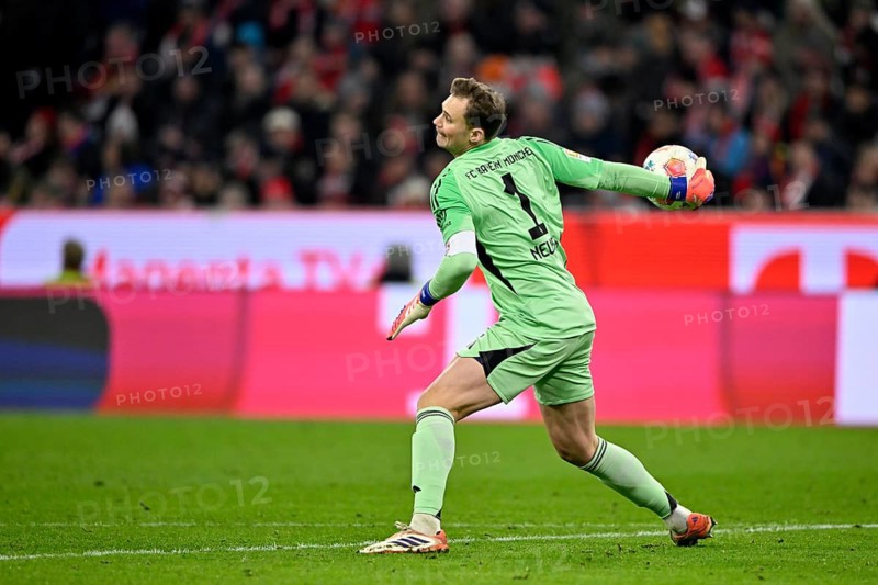 Goalkeeper Manuel Neuer FC Bayern Munich FCB (01) action throw off Allianz Arena, Munich, Bayern, Germany