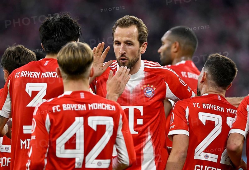 Goal cheers Harry Kane FC Bayern Munich FCB (09) Min-jae Kim FC Bayern Munich FCB (03) Lennart Karl Bayern Munich FCB (42) Jonathan Tah FC Bayern Munich FCB (04) Raphael Guerreiro FC Bayern Munich FCB (22) gesture gesture Allianz Arena, Munich, Bayern, Germany
